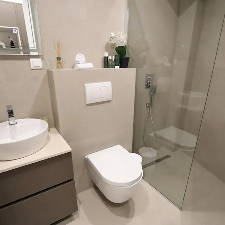 Din Luxury Apartmán *